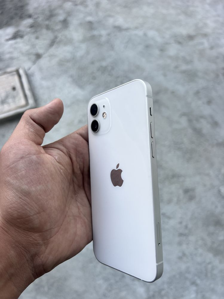 iPhone 12.