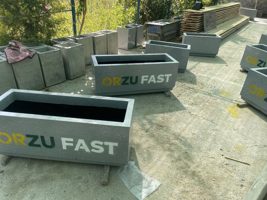 Sikameka va urnalar gul tuvaklar