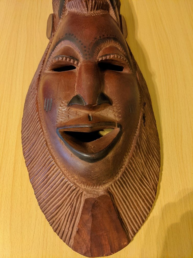 Masca africana din lemn.