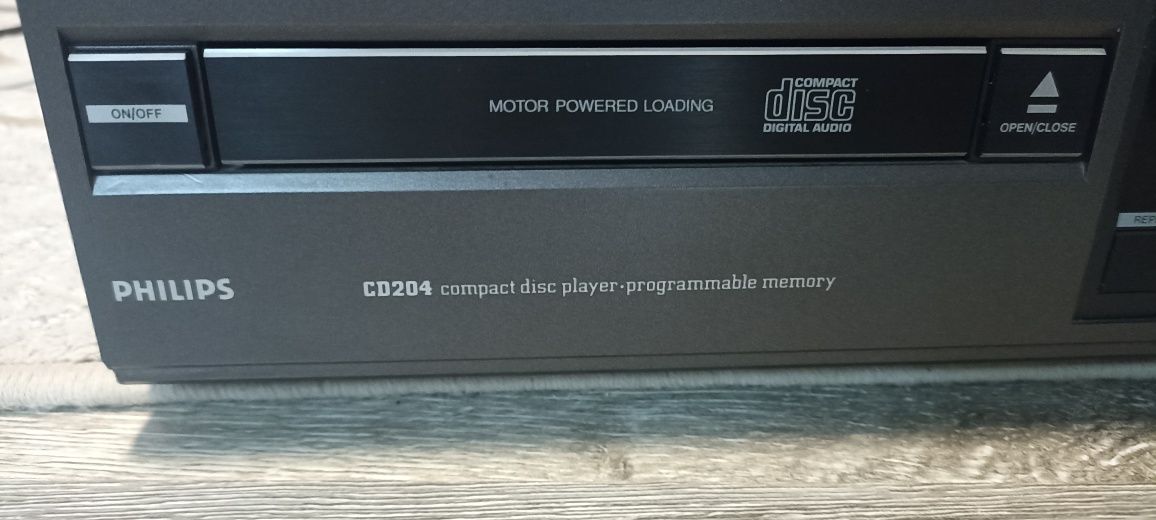 Vând cd player Philips cd204