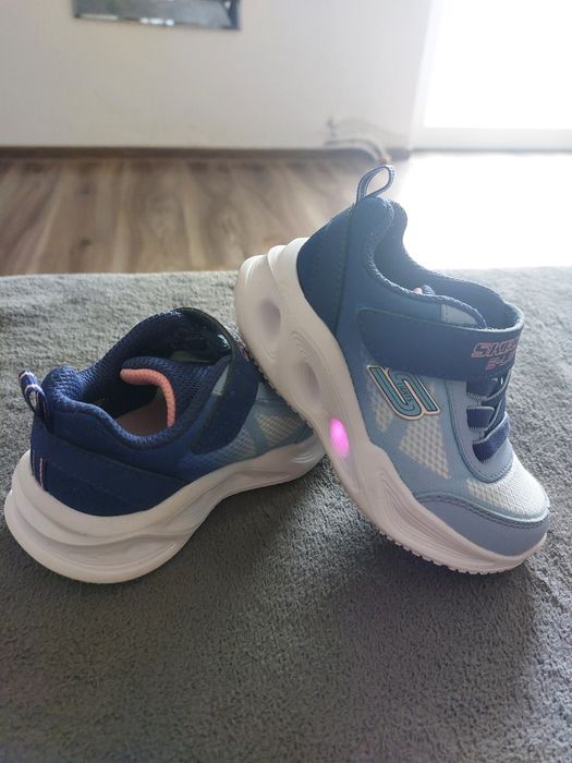 Vând Skechers fete mărimea 22