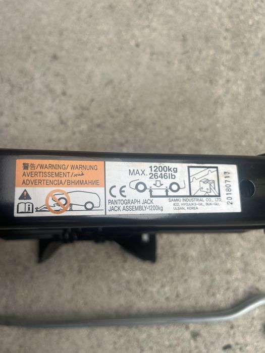 Оригинален крик и ключ за гуми за Митсубиши Оутландер 2010-2024г.