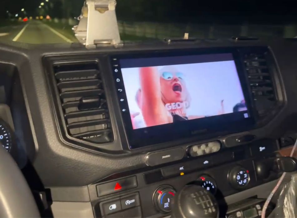 Inchiriere Duba VW Crafter 2022 Fara Sofer | Minim 5 zile | AC | Pilot