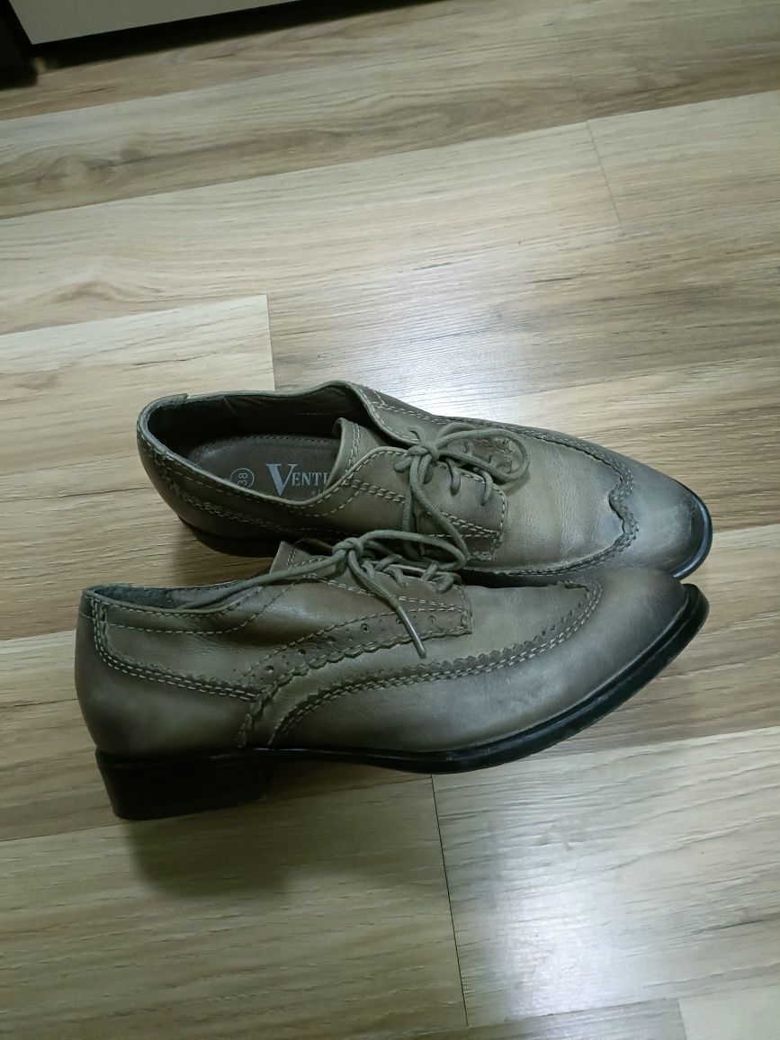 Vând pantofi oxford