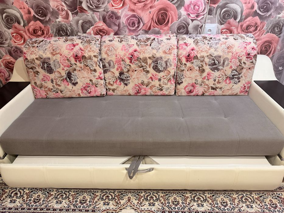 Диван с подушками б/у