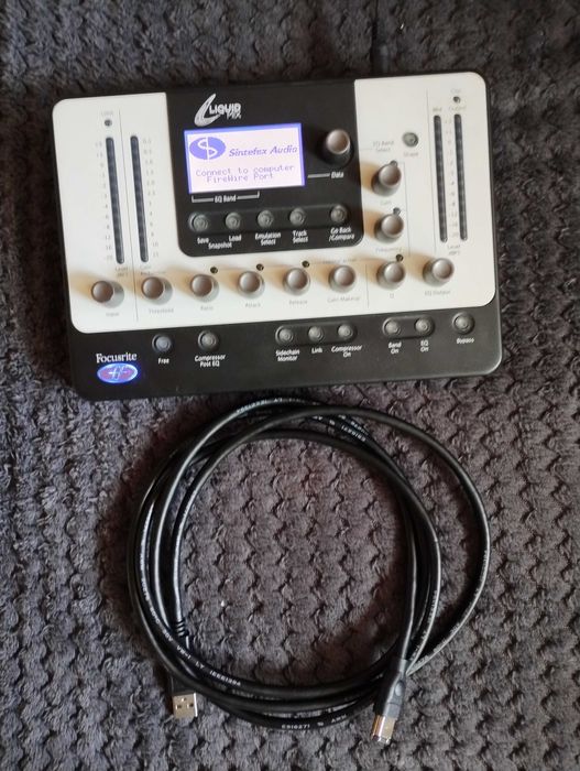 Focusrite Liquid Mix и Behringer FCA202