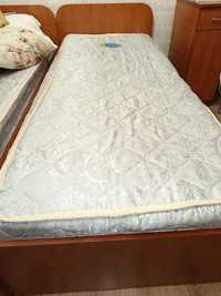 Деревянная кровать с матрасом