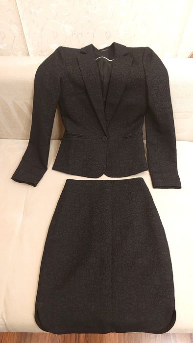 Костюм 44 р.жакардовый MANGO