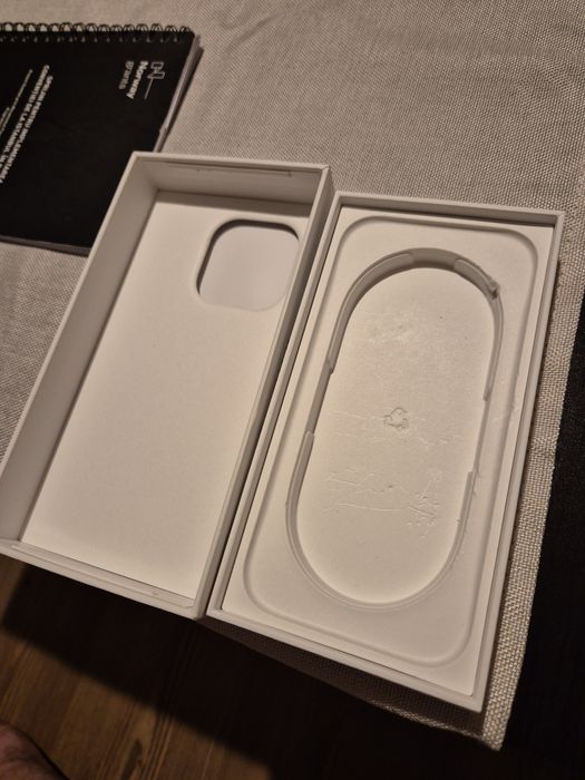 Cutie goala Iphone 16 pro