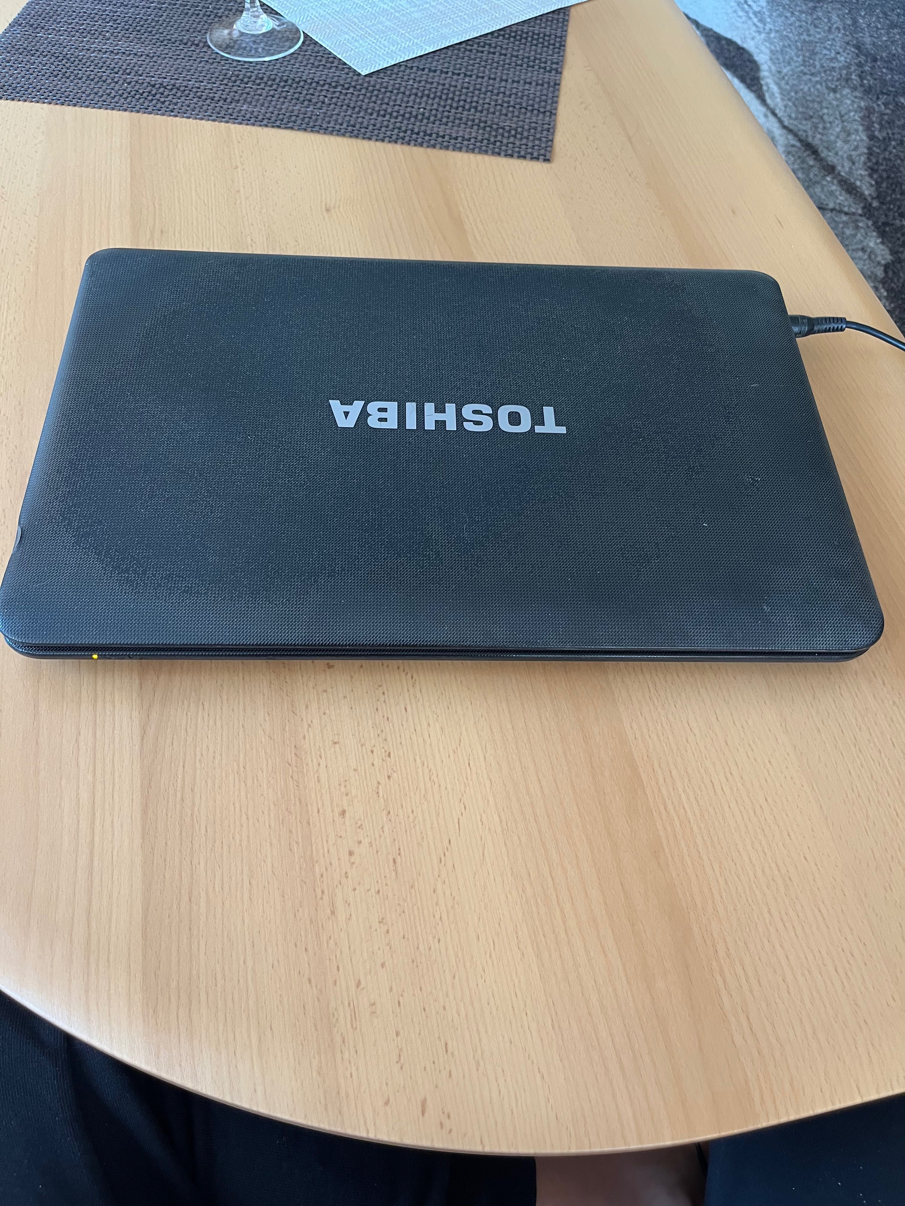 Продавам лаптоп Toshiba