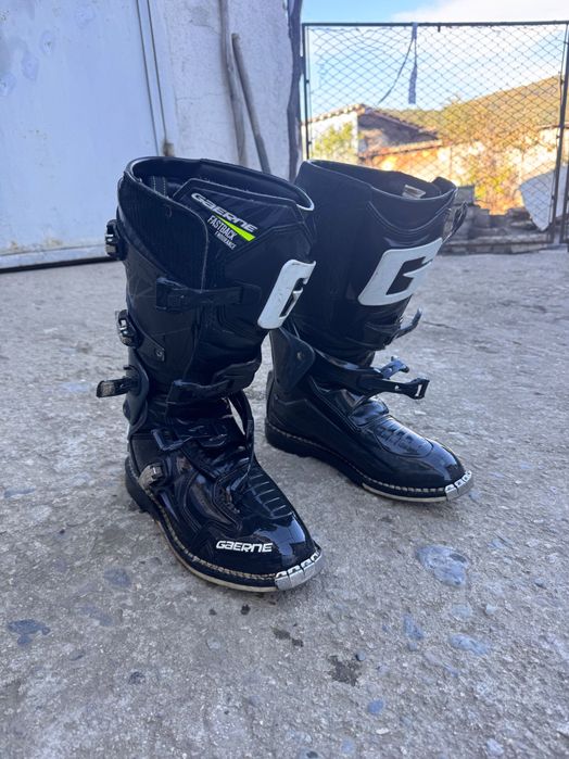 Каска и ботуши размер на ботушите 47