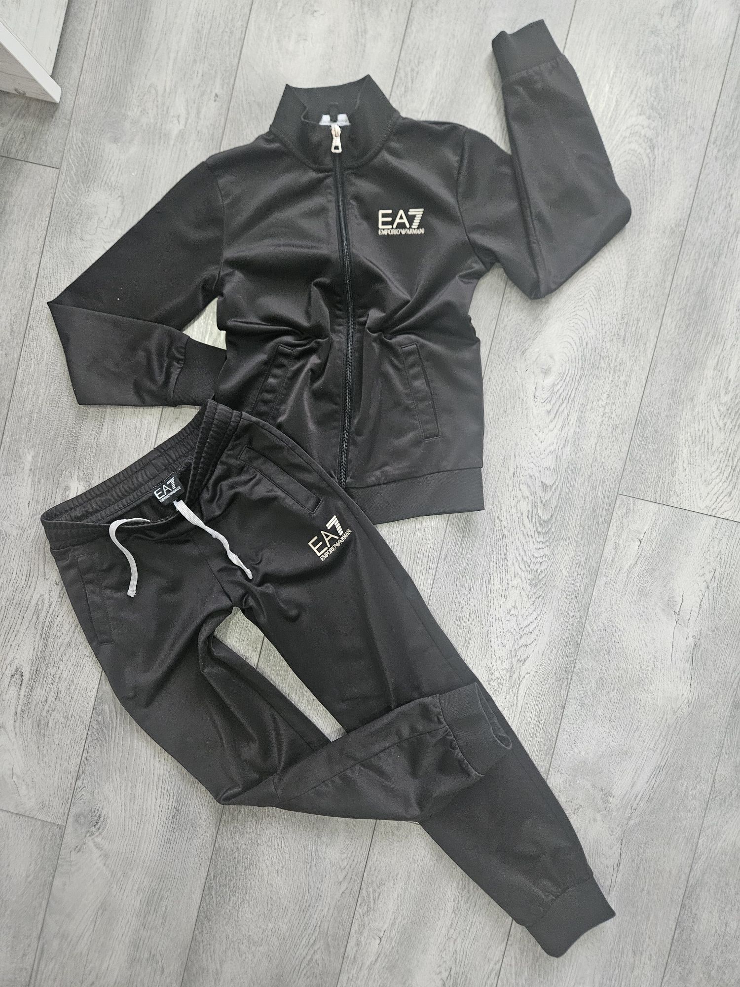 Екип Emporio Armani