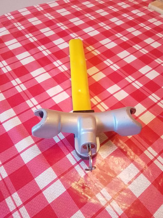 Заключалка за кормило на  кола или бус.