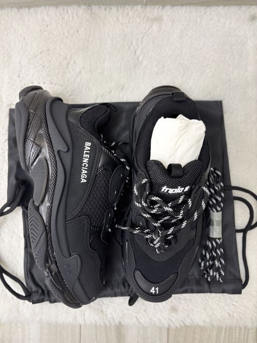 Balenciaga triple S •