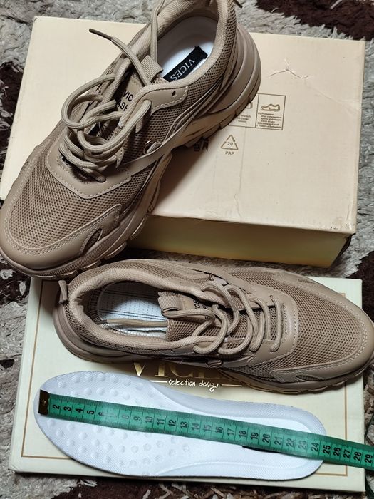 Adidași noi 38. Bej.