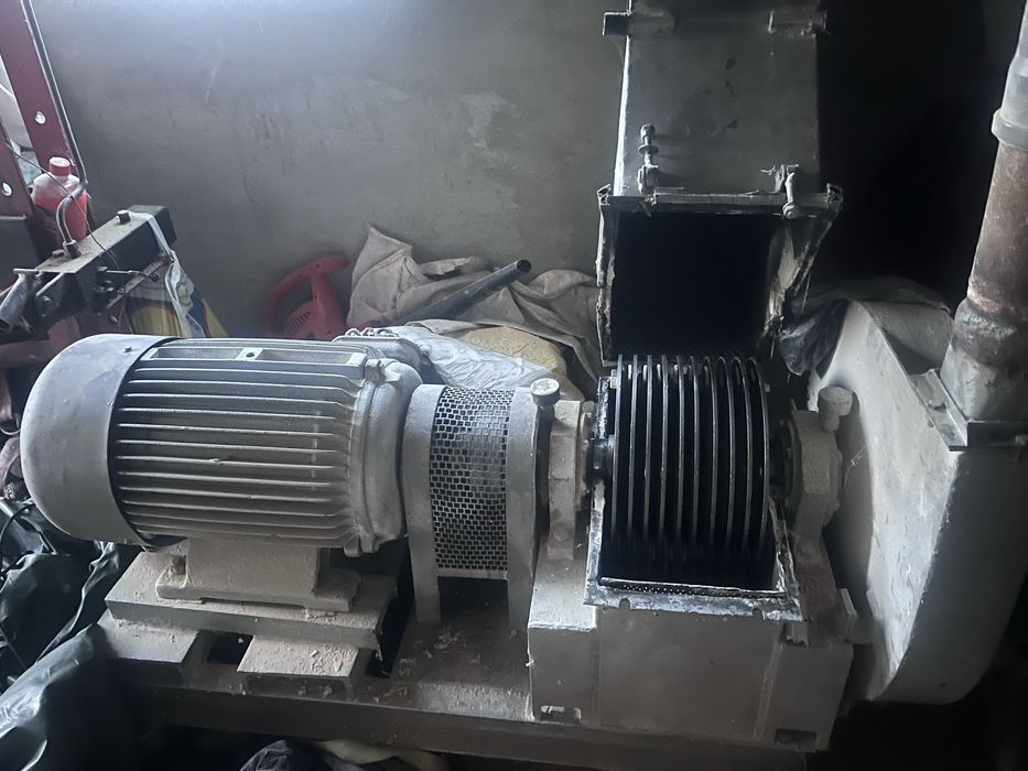 Mora 380 cu ciocanele  motor 30 kw