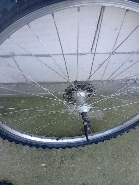 Vând două roți de bicicletă