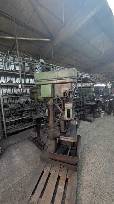 Masina de gaurit verticala industriala.