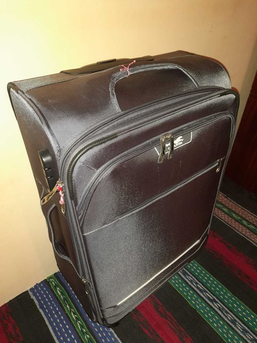 Продавам нов куфар среден