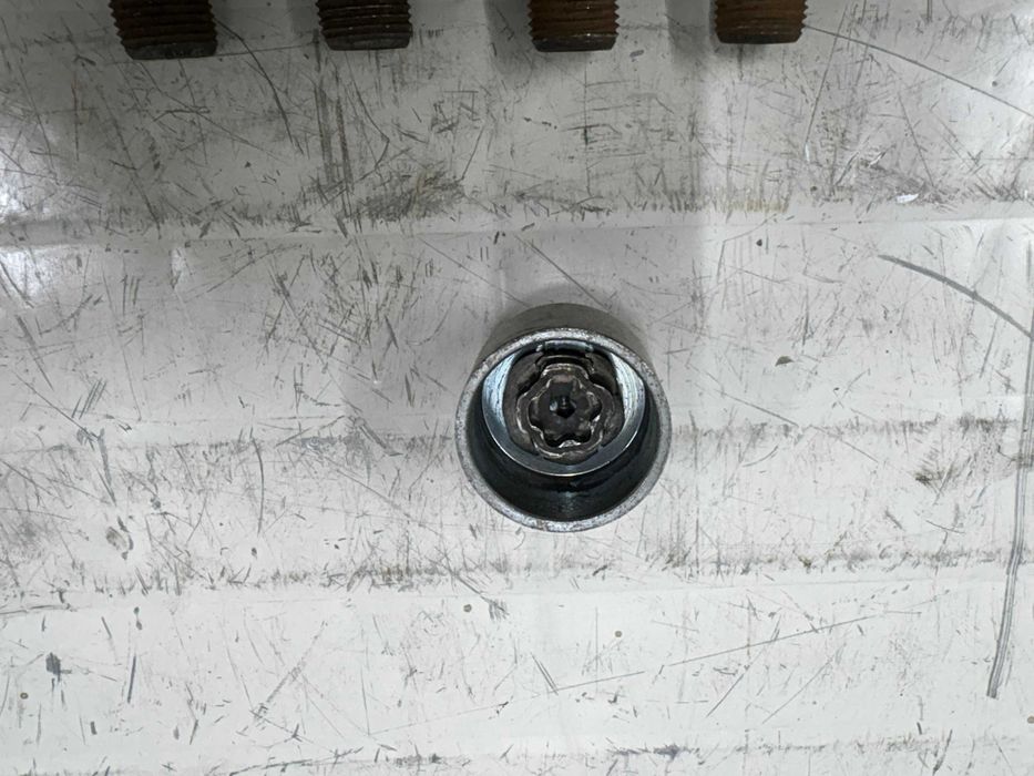 Комплект секретни болтове с камък БМВ Ф Г У серия BMW F G U серия