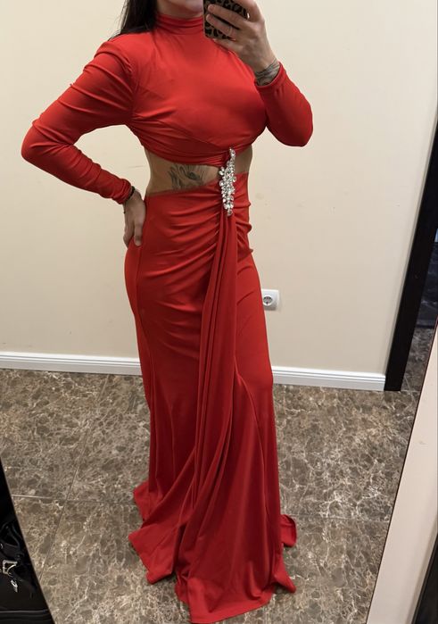 Червена дълга рокля
