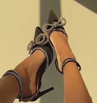 Сатенени обувки на ток с панделка