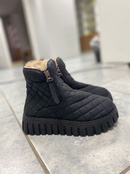 Продам зимнию новую обувь 38 написано(маломерит как 36-37 )цена 9 тыс