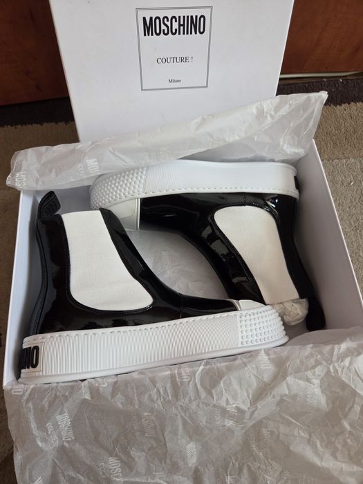 Vînd adidas gheată de.la Moschino