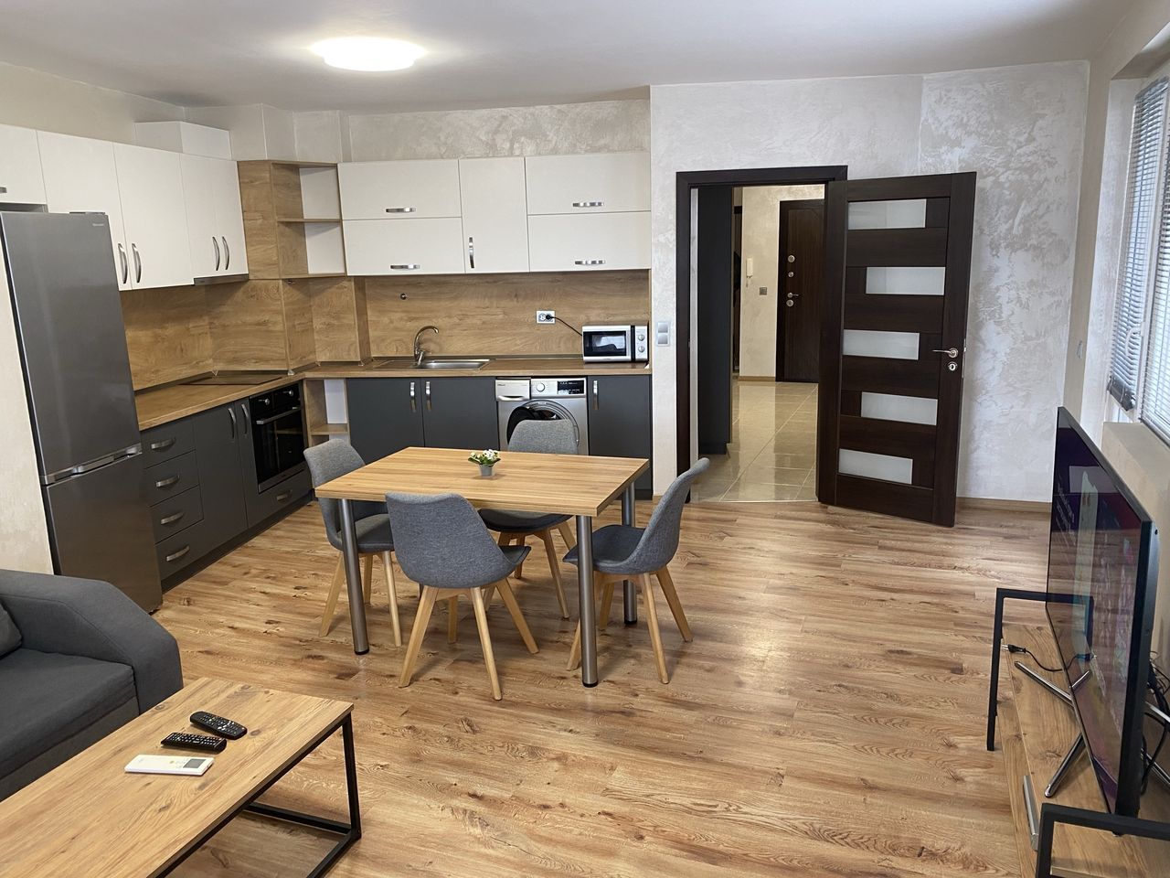 Дава се под наем Тристаен апартамент в Варна, Колхозен пазар - 98 кв.м за 612 € - Снимка #7