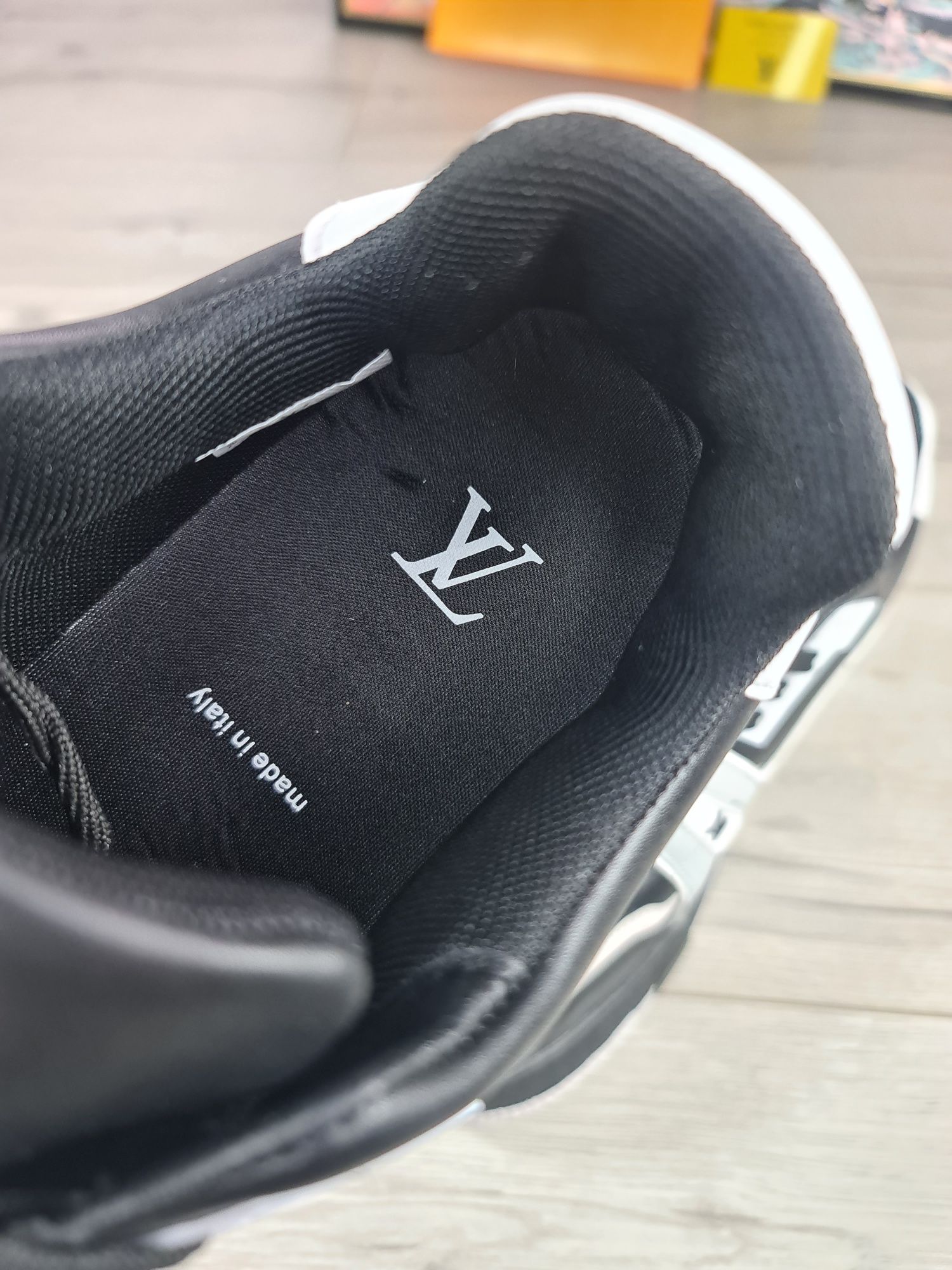 Sneakers-Loius-Vuitton-Transport-Gratuit-Breloc-LV+Parfum-Cadou-Noi