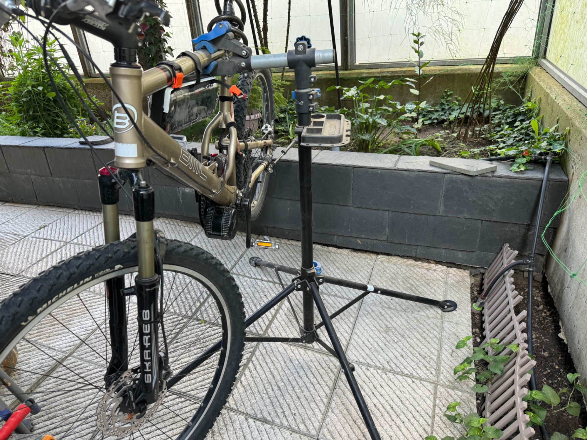 Електрически велосипед BMC с двойно окачване.