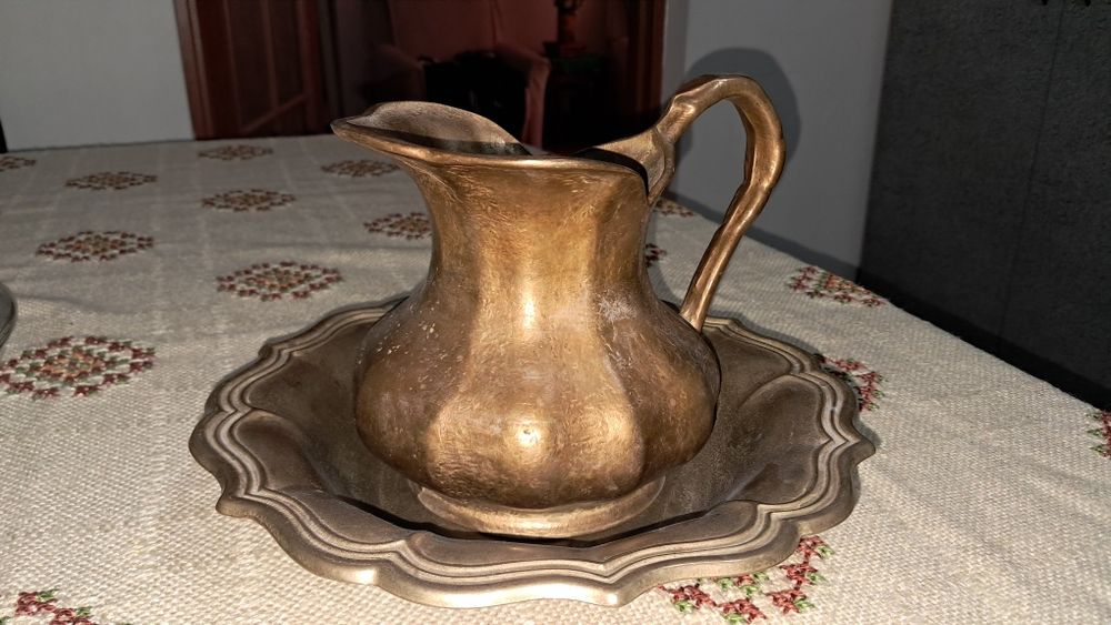 Carafa si platou din bronz masiv