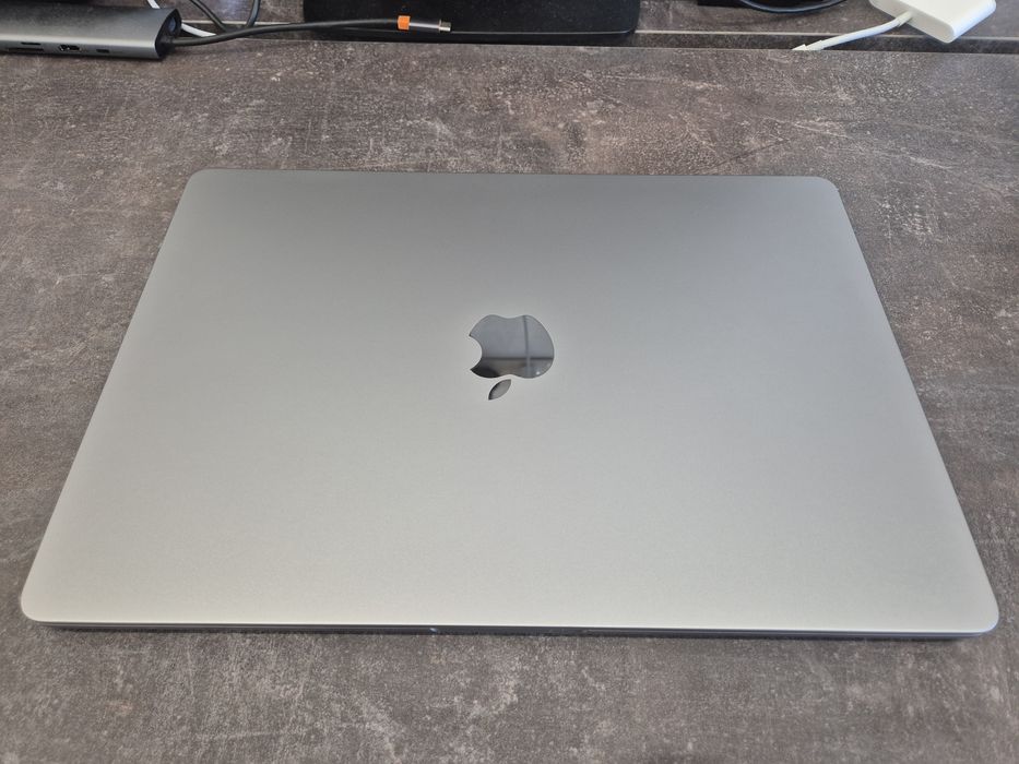 MacBook Air 15" M3 2024, 8/512, в идеальном состоянии