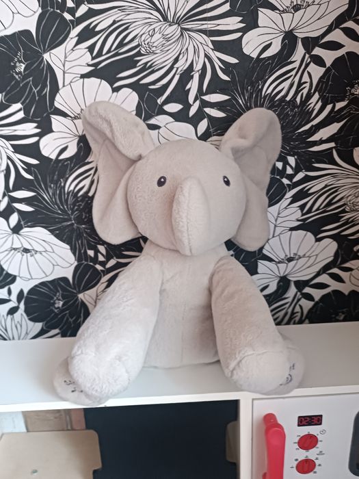 Пеещо сиво слонче