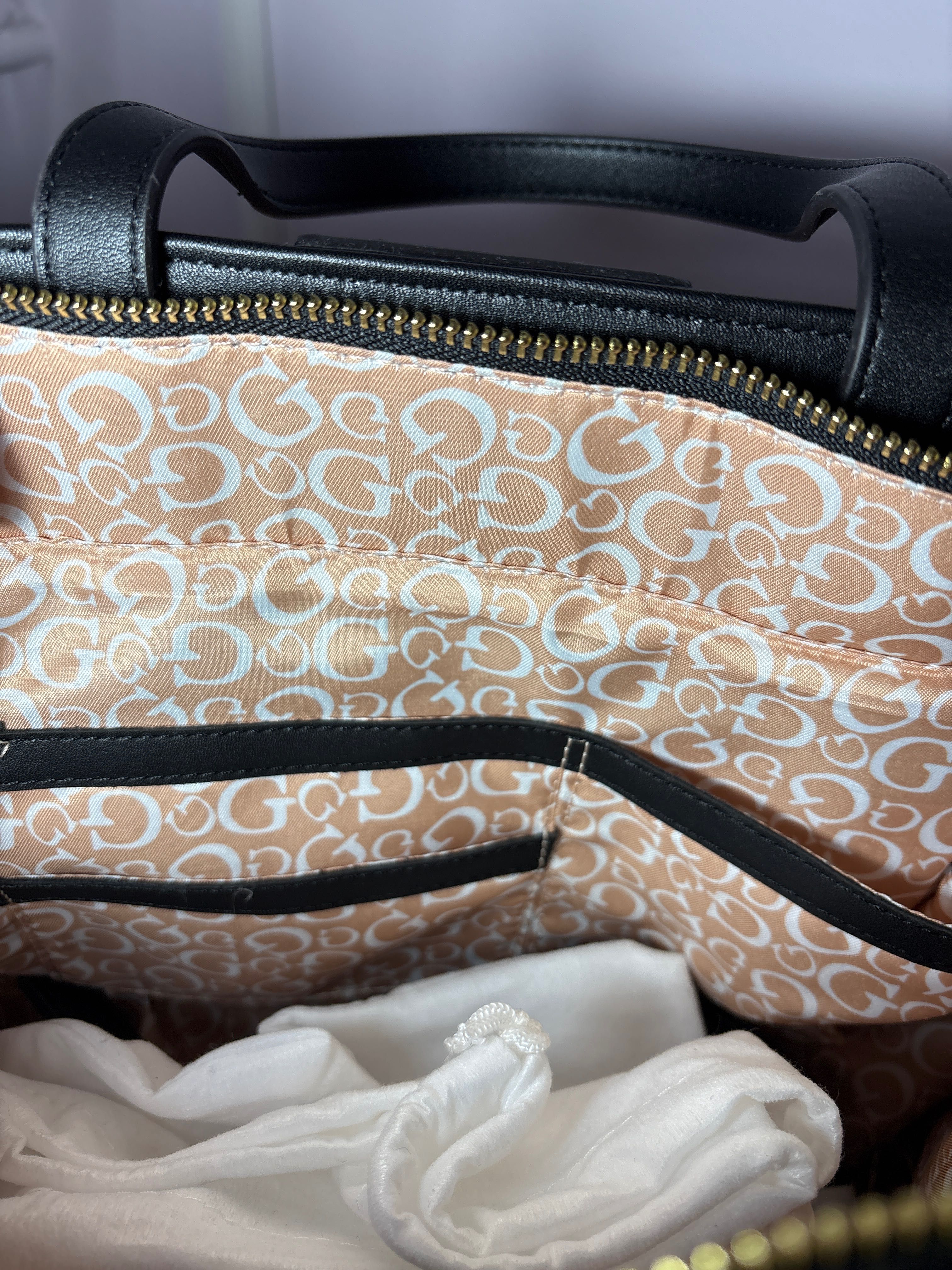 Черна дамска чанта Guess