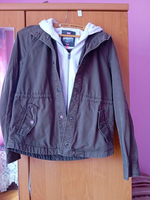 Яке,  тъмно зелено.