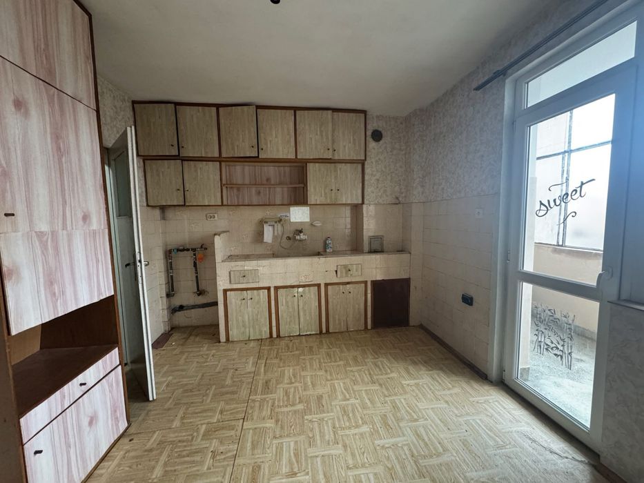 Дава се под наем Тристаен апартамент в Търговище, Център - 70 кв.м за 178.5 € - Снимка #3