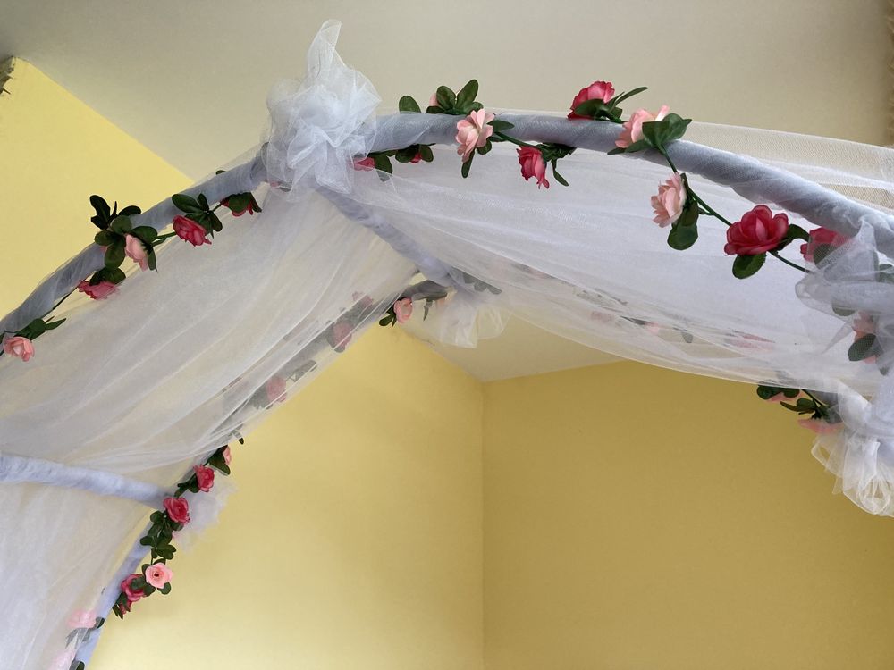 Бяла сватбена арка с цветя / украса