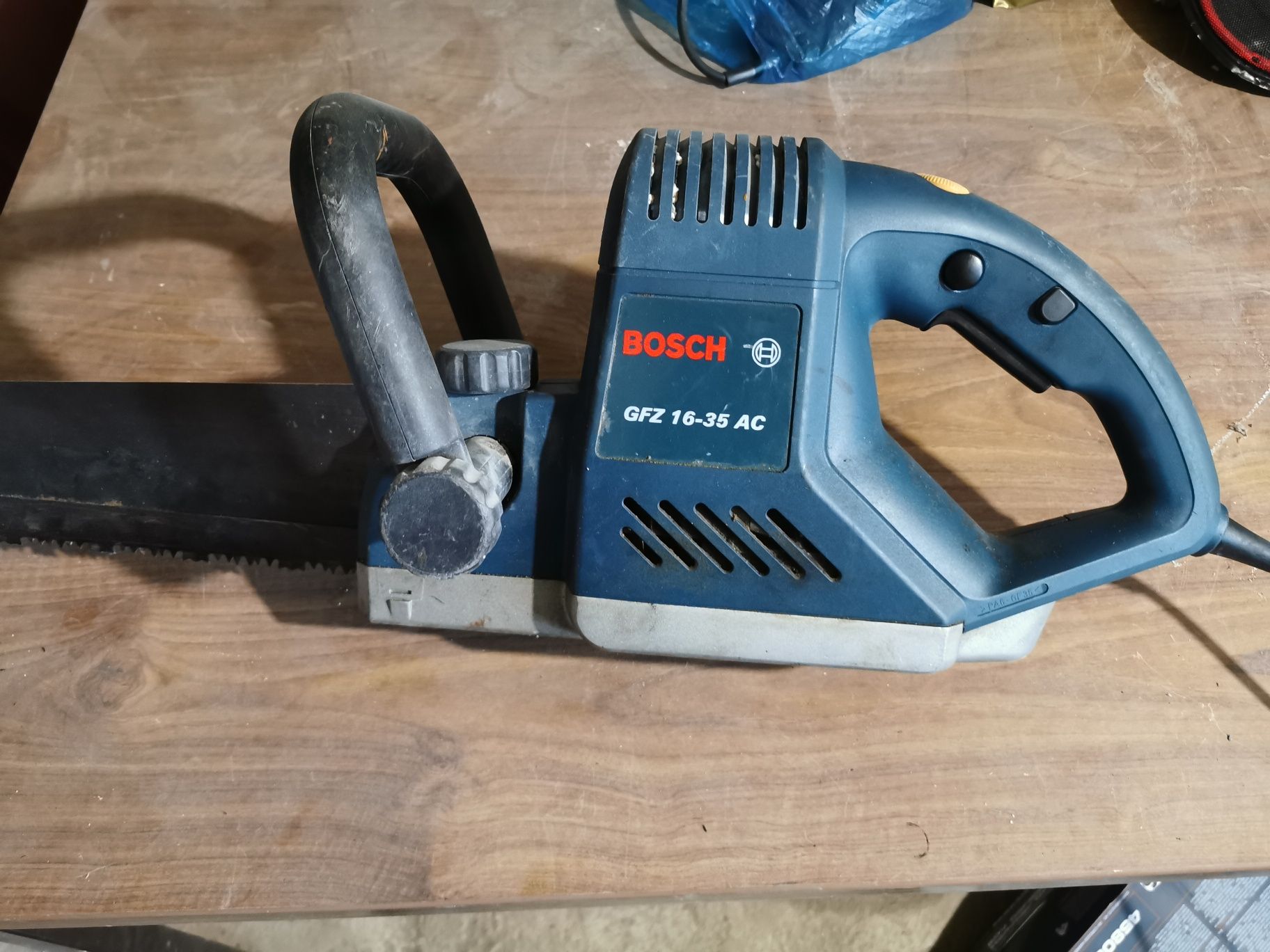 Продавам електрически трион BOSCH GFZ 12-35 AS Profesional