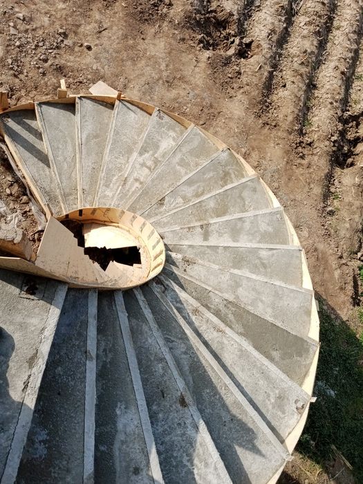 Лестница бетондан ва ёгочдан