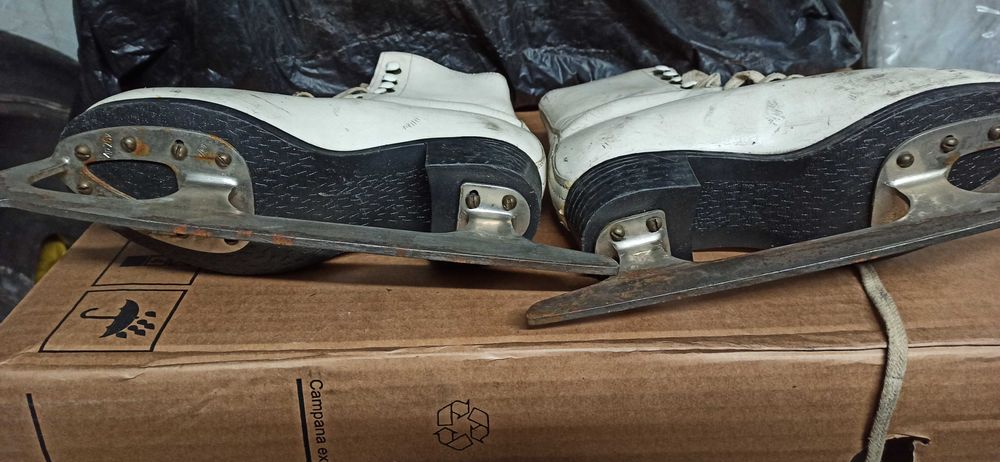 Продава кънки за лед