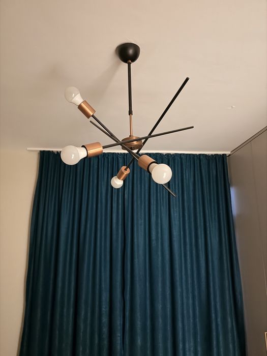 Модерна таванна тлампа – черно и медно злато