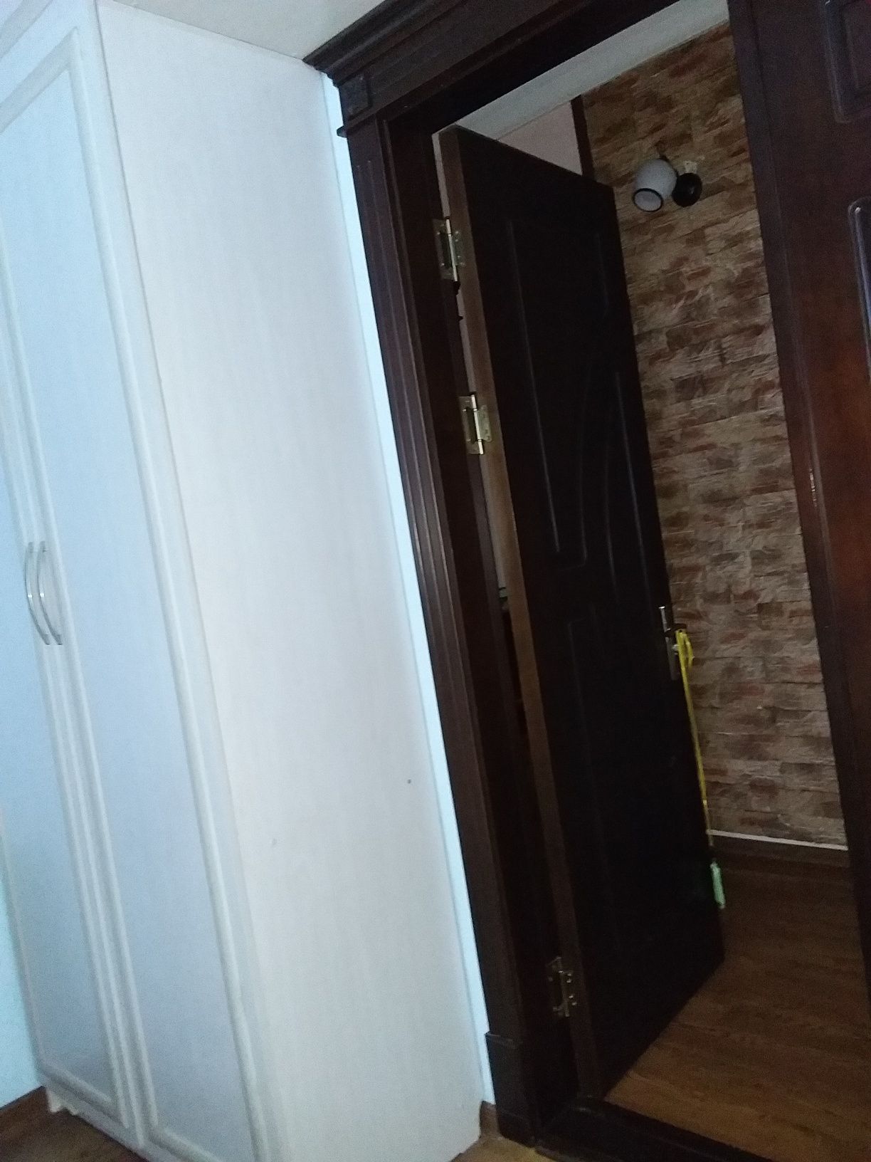 Продаю комнату с подселением  в трехкомнатной квартире