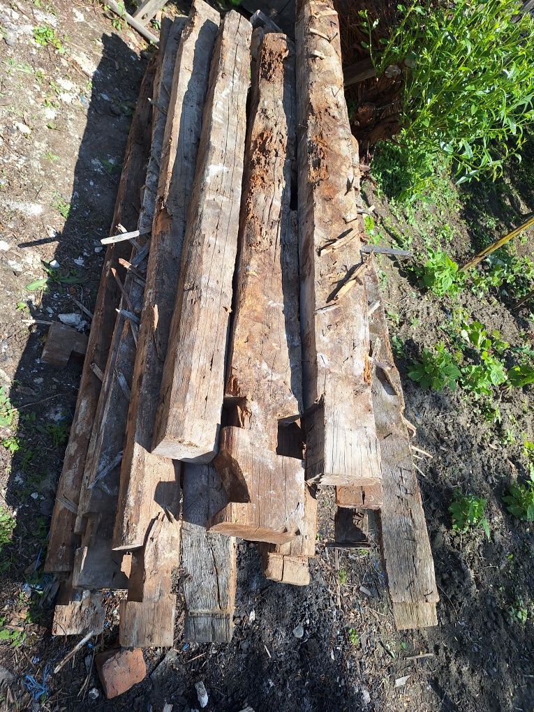 Grinzi de lemn de la o casa de 150 de ani