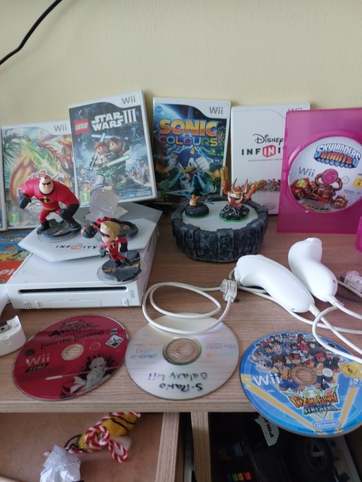 конзола Nintendo Wii пълен комплект с игри и фигури
