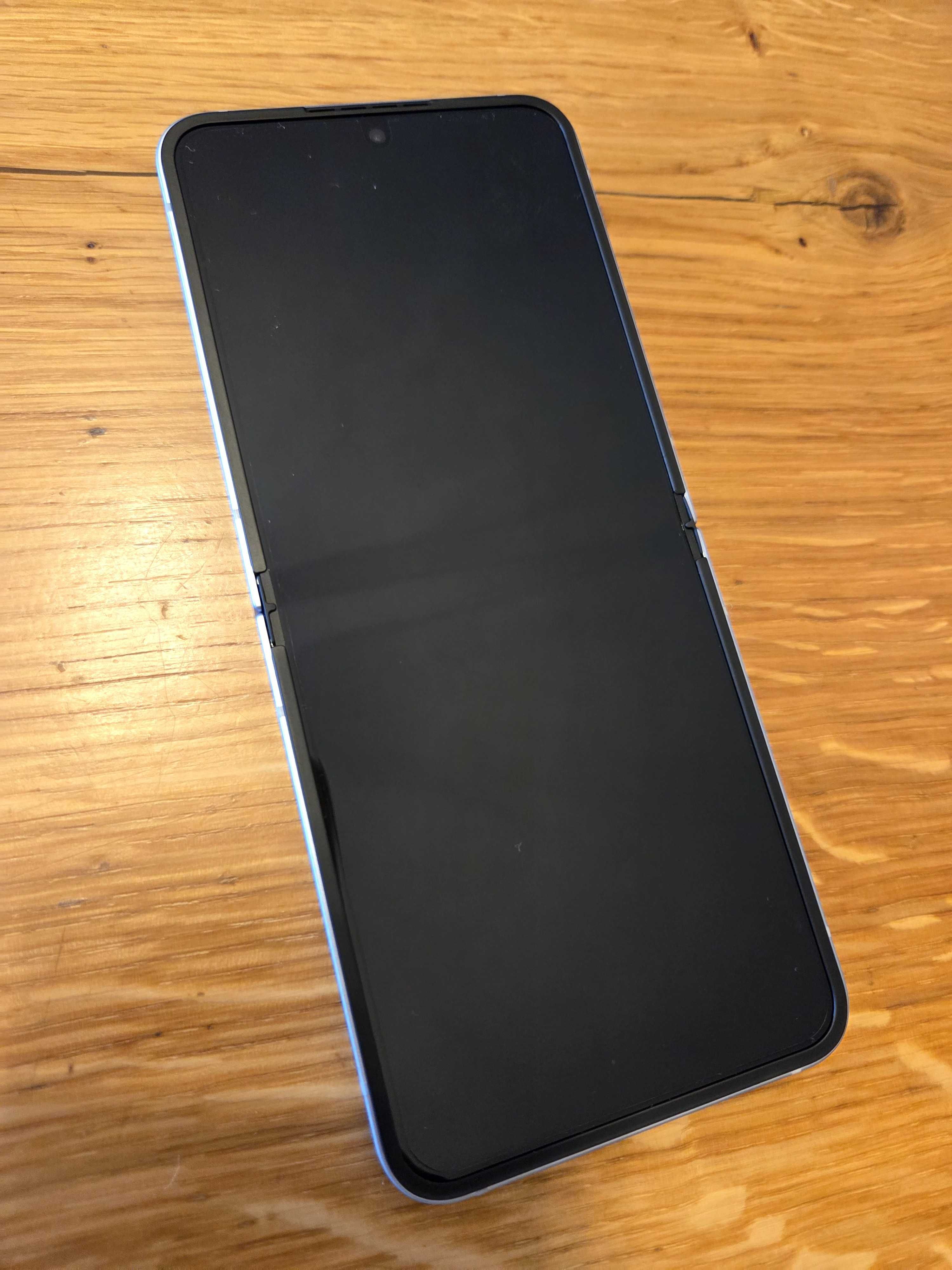 Vând Samsung Galaxy Flip 6, culoare Ice Blue, garantie 2 ani