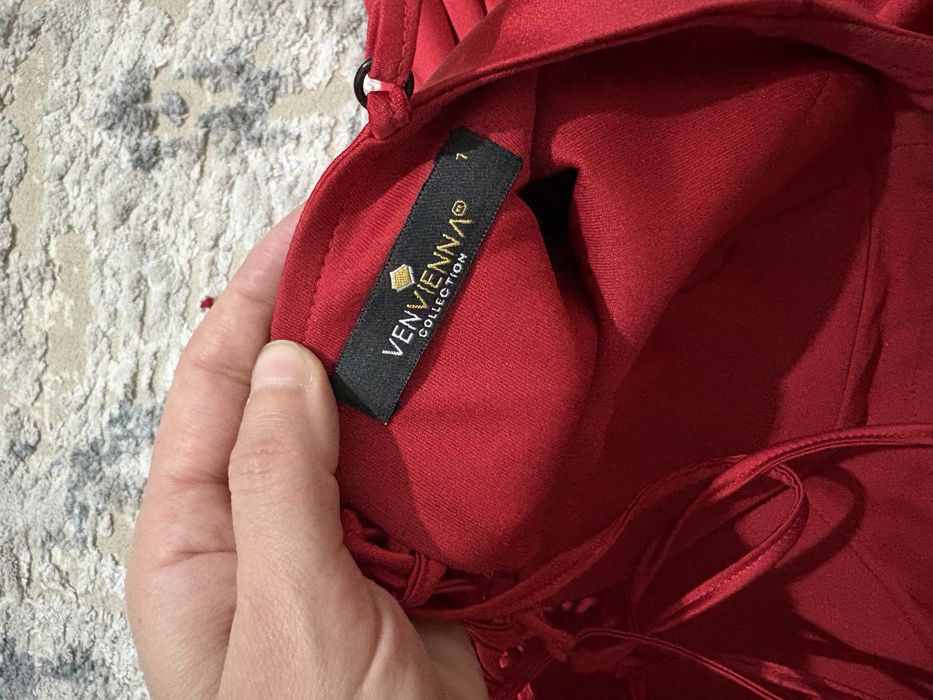 Плятье бархатно красный идеально для корпоративы