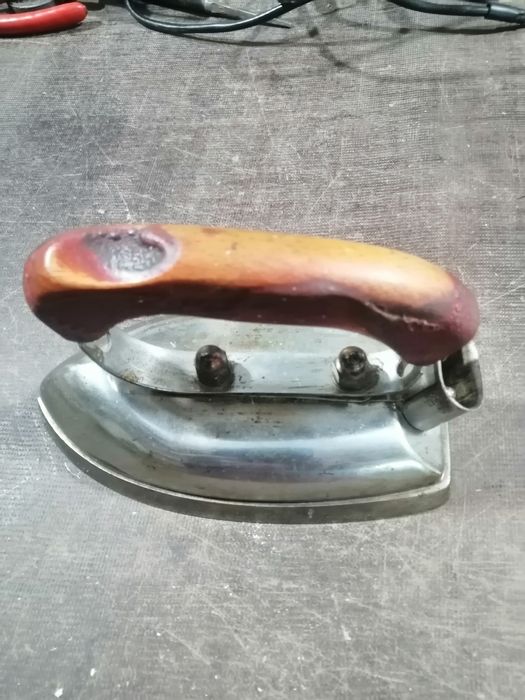 Утюг электрический.