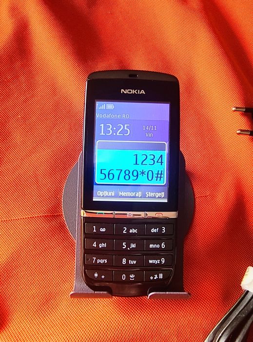 Nokia 300 cu încărcător original ( codat Vodafone, impecabil)