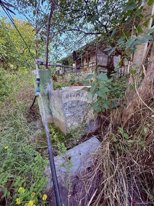 Атрактивен парцел с къща на добра локация за продажба, с. Кранево, Я.